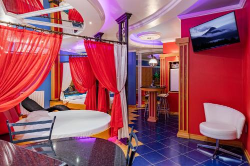 拉热阿杜Monn Cherry Motel的客厅配有红色窗帘和电视