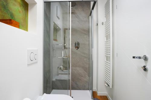 卡瓦莱塞La casa di Marco的浴室设有玻璃淋浴间和卫生间