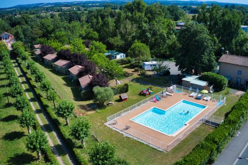 盖亚克Les chalets de Gaillac的享有带游泳池的大型后院的空中景致