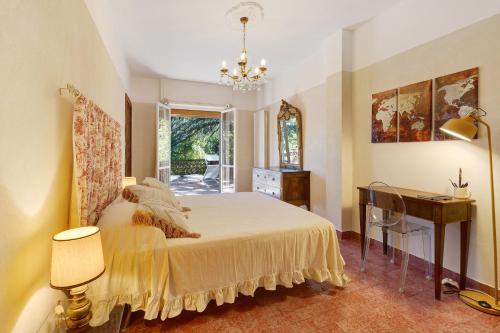 萨沃纳Pratolina的一间卧室配有一张床、一张书桌和一个窗户。