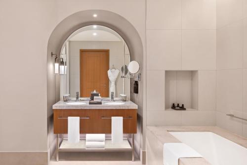 迪拜云溪港海滩葳达酒店的一间带水槽和镜子的浴室