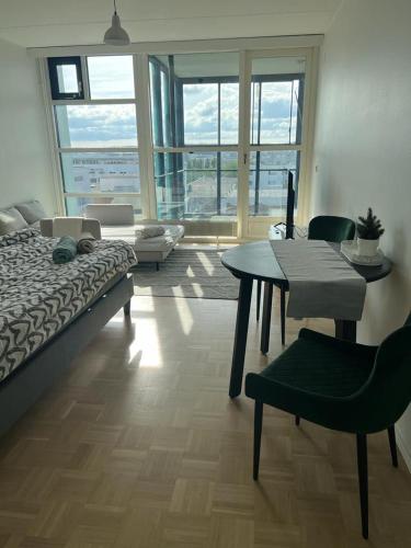 埃斯波Modern and Cozy apartment with Sauna2的卧室配有一张床和一张桌子及椅子