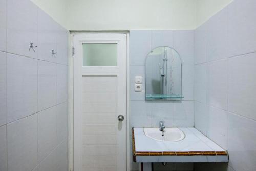 PangururanHotel Wisata Samosir By Helocus的白色的浴室设有水槽和镜子