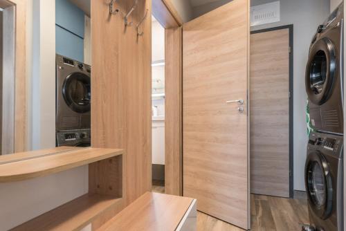圣君士坦丁和海伦那Apartment B - Lifestyle Holiday的洗衣房配有2台洗衣机和烘干机