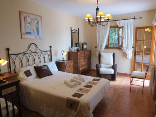 内尔哈Luxury Villa La Era的一间卧室配有一张大床和一把椅子