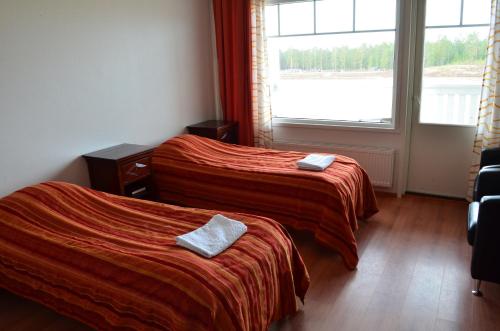 Jämijärvi雷玛乡村中心酒店的酒店客房设有两张床和窗户。