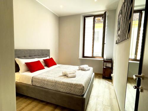 福萨诺LE TORRI Loft Apartment的一间卧室配有一张带红色枕头的床