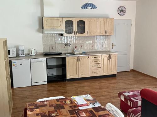 普拉哈季采Apartmán v Zahradní的一个带木制橱柜和桌子的厨房