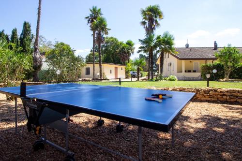 圣塔·马里亚·迪·帕尔玛Isla Country Apartments Alghero的房屋前的乒乓球桌