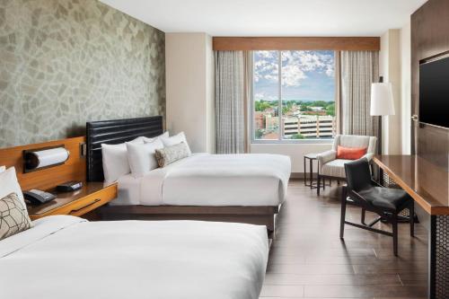 兰开斯特宾夕法尼亚广场兰卡斯特万豪酒店的酒店客房配有两张床和一张书桌
