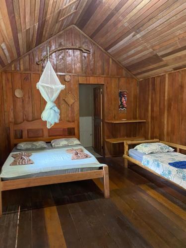 马瑙斯Amazônia Exxperience的木墙客房的两张床