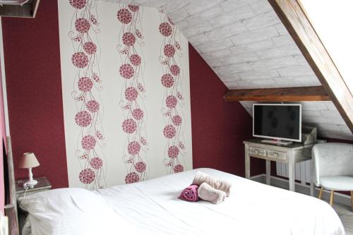 Rilly-la-MontagneRêve Champenois Chambres d'Hôtes的卧室配有白色的床和电视