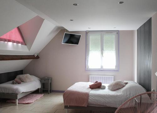 Rilly-la-MontagneRêve Champenois Chambres d'Hôtes的一间卧室设有两张床和窗户。