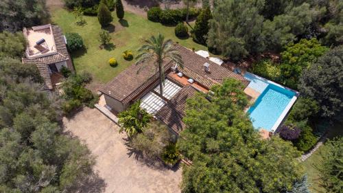森瑟勒斯Villa Casa Del Talaiot Sencelles的享有带游泳池的别墅的顶部景致