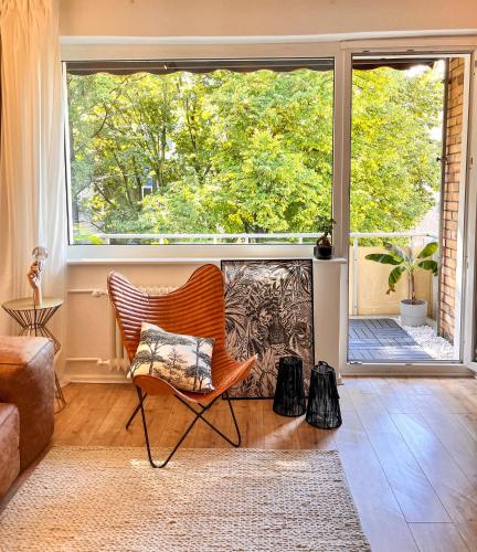 柏林SamaraS Place的客厅配有椅子和大窗户
