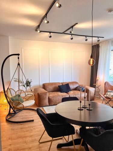 柏林SamaraS Place的客厅配有沙发和桌子