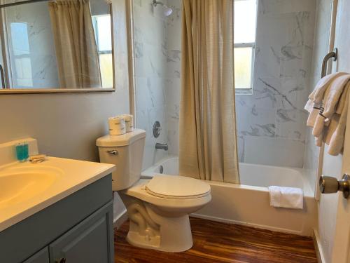 劳德代尔堡迪杰海滩度假酒店的浴室配有卫生间、浴缸和水槽。
