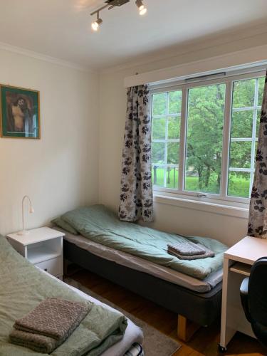 尤坎Sentral tomannsbolig ved park, Rjukan的一间卧室设有一张床和一个窗口
