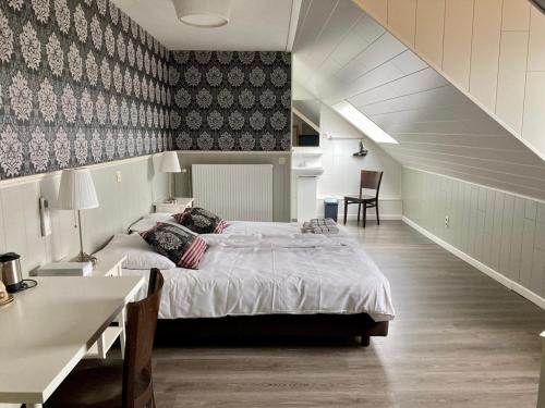 利尔B&B Castellier的一间带大床和楼梯的卧室