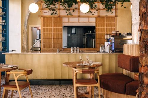 里斯本Independente Bica的一间带桌椅的餐厅和一间厨房