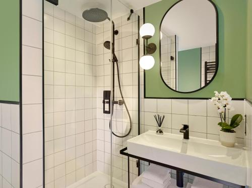 伦敦伦敦考文特花园馨乐庭霍尔本公寓的一间带水槽和淋浴的浴室
