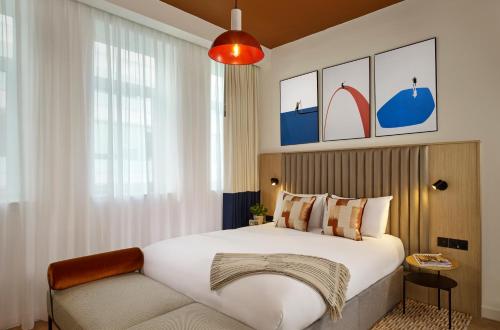 伦敦伦敦考文特花园馨乐庭霍尔本公寓的一间卧室配有一张大床和一张沙发