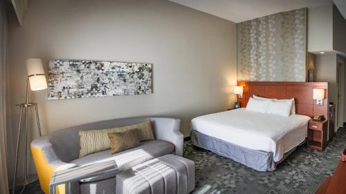 诺曼诺曼万怡酒店的酒店客房,配有床和沙发