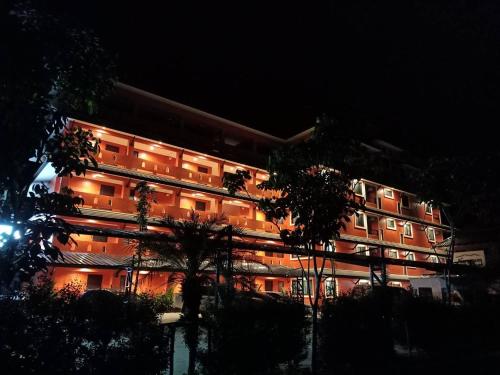 Ban Pa MuatNangnon Hill Hug Hotel的一座有树木的建筑