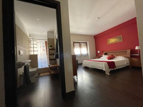 罗马Soul of Rome: Eternita’ ed Eleganza的一间卧室设有一张床和红色的墙壁