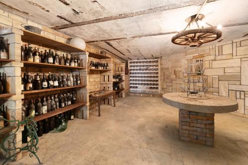 萨沃纳Pratolina的酒窖,藏有酒瓶