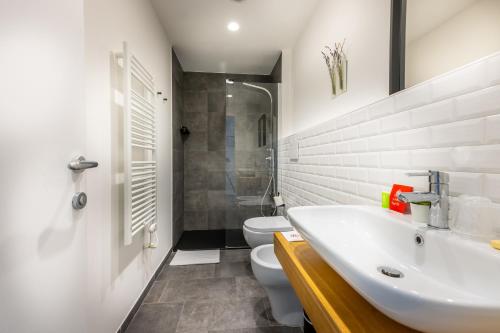 热那亚URBANFLORA的浴室配有白色水槽和卫生间。