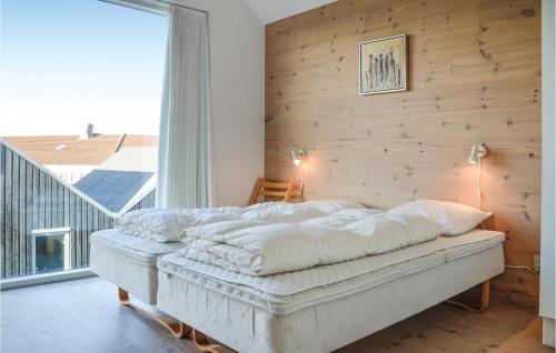 维泽桑讷2 Bedroom Gorgeous Home In Hvide Sande的一间卧室配有一张木墙床
