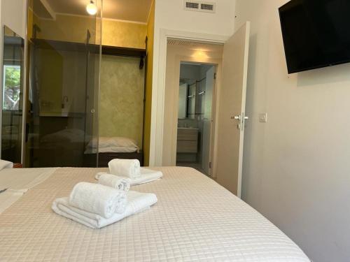 滨海波利尼亚诺Vilu Suite Centro的一间卧室配有带毛巾的床