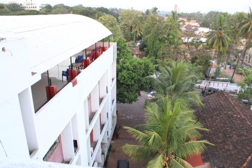 特里凡得琅银沙酒店的享有棕榈树白色建筑的顶部景色