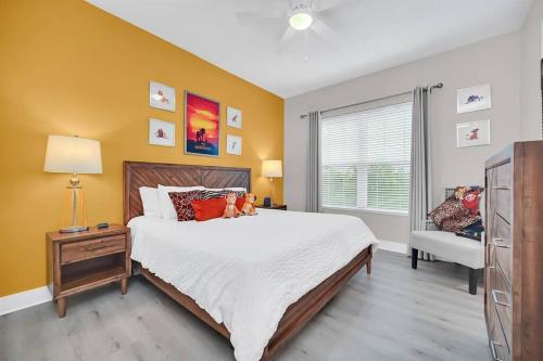 奥兰多Magical Residence Resort, 5 min Disney的一间卧室设有一张大床和一个窗户。