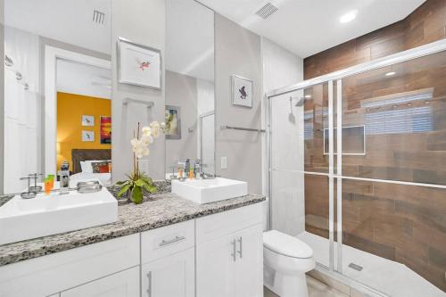 奥兰多Magical Residence Resort, 5 min Disney的白色的浴室设有2个盥洗盆和淋浴。