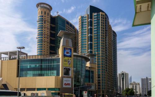 阿布扎比International Abu Dhabi Hostel的城市中一群高大的建筑