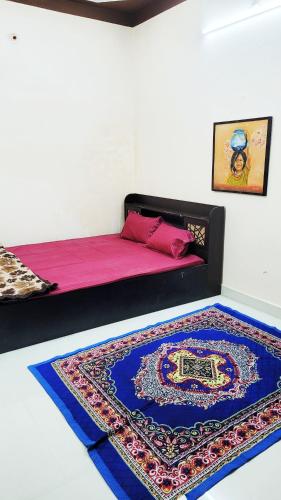 乌贾因Advaitam的卧室配有一张铺在地板上的地毯。