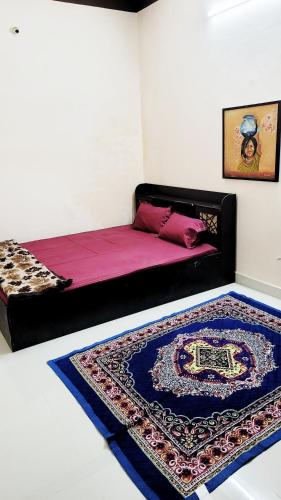 乌贾因Advaitam的卧室配有一张铺在地板上的地毯。