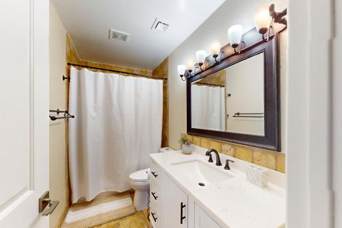凤凰城The Tuscan Villa的一间带水槽、镜子和卫生间的浴室