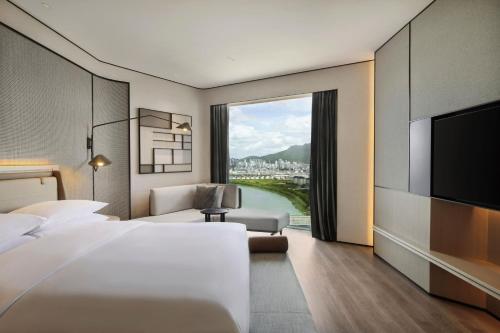台州台州喜来登酒店的配有一张床和一台平面电视的酒店客房