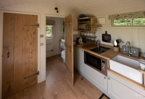 阿伦德尔Shepherds Huts Tansy & Ethel in rural Sussex的厨房配有水槽和台面
