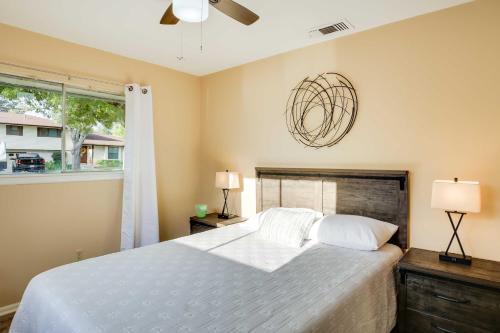 圣安东尼奥San Antonio Home Near Nature, Parks and Trails的一间卧室设有一张大床和一个窗户。