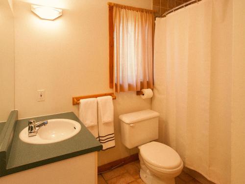 瓦尔达维德Kilomètre 42的浴室配有白色卫生间和盥洗盆。