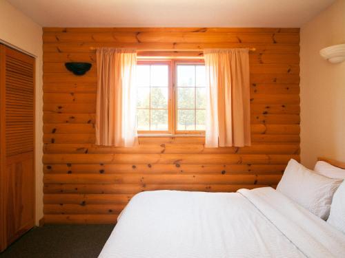 瓦尔达维德Kilomètre 42的卧室配有白色的床和窗户。