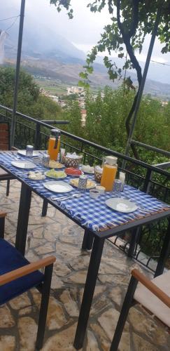 吉诺卡斯特Hazmurat Hotel的一张桌子上放着食物和橙汁