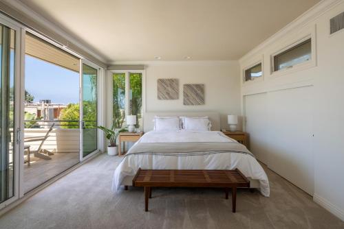 圣地亚哥Ocean View Del Mar Beach Home w Jacuzzi的一间带大床的卧室和一个阳台
