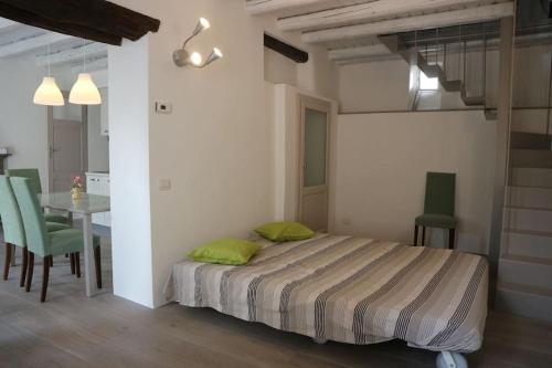 切尔诺比奥Traditional Piazza Home/Balcony/ Private Garden的卧室配有一张床和一张桌子及椅子