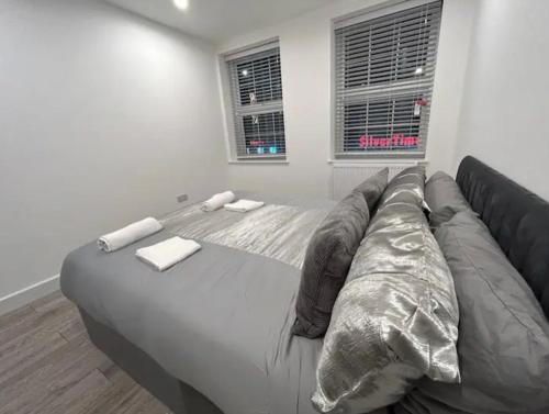 芬奇利2 Bedroom Luxury Appartment的卧室内的一张大床,配有沙发