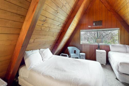 巴斯莱克Alford Family Lodge的阁楼卧室设有两张床和窗户。